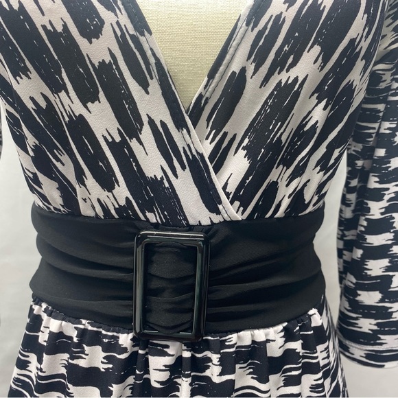 Y2K black/white top by Wrapper W Med. 3/4 SL ties in the back faux buckle 90’s - Picture 5 of 9